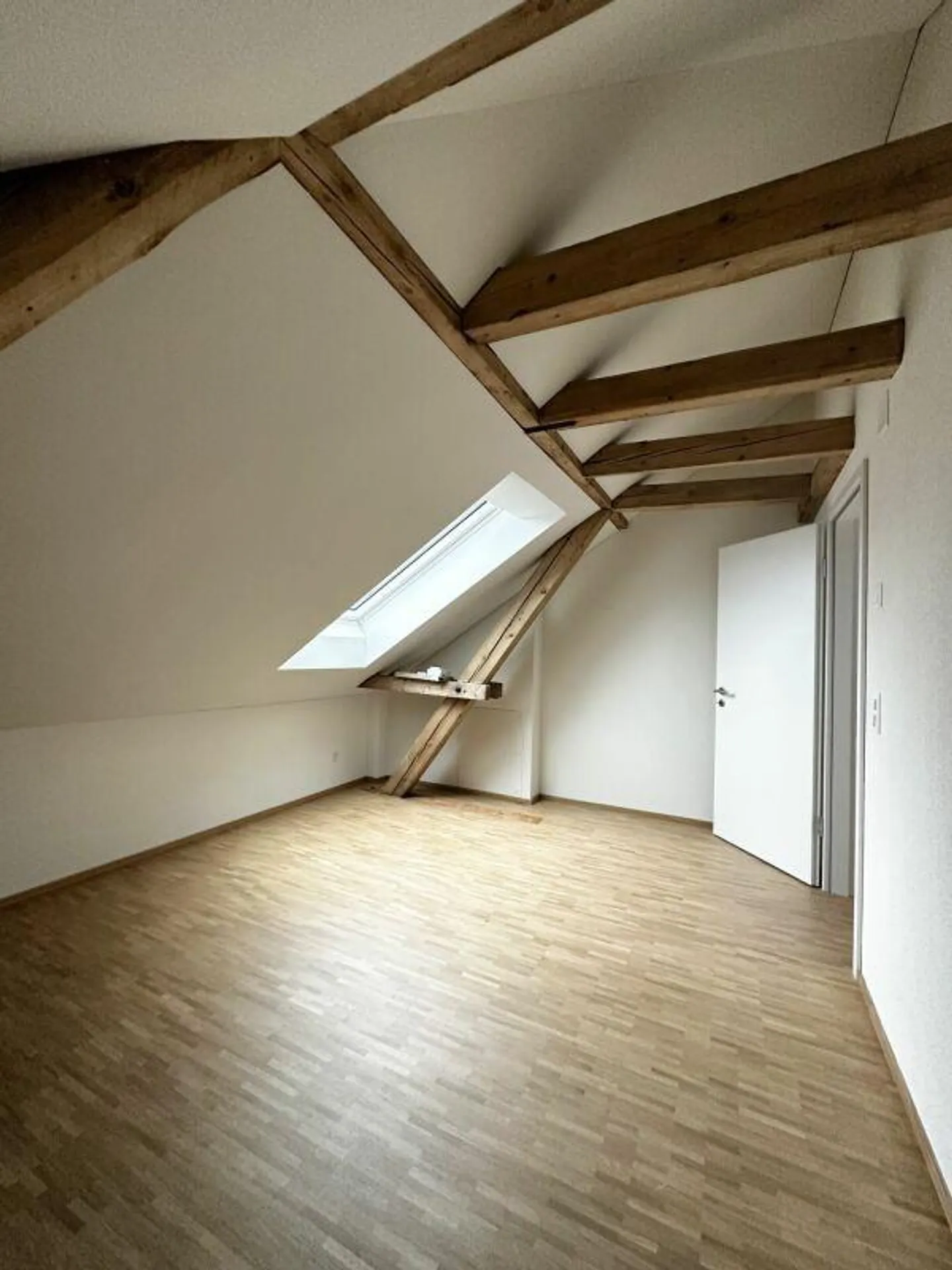 Appartement penthouse moderne avec loggia dans un emplacement central à Rapperswil - Photo 2 sur 4