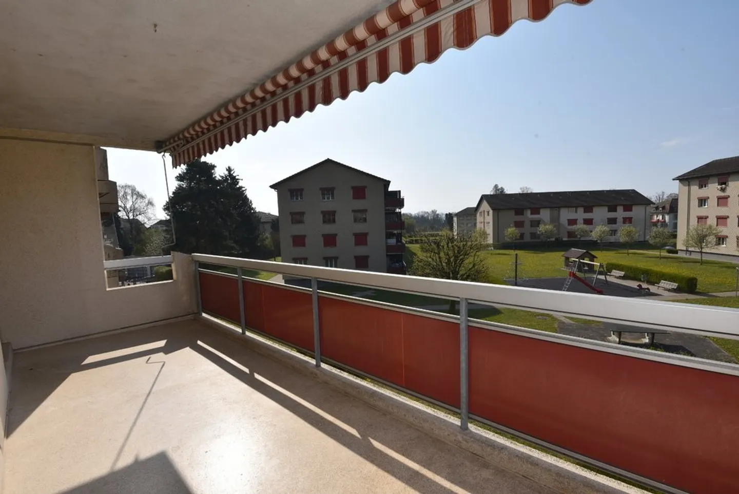 Lumineux 4.5 pièces avec balcon et cheminée - Photo 2 sur 12