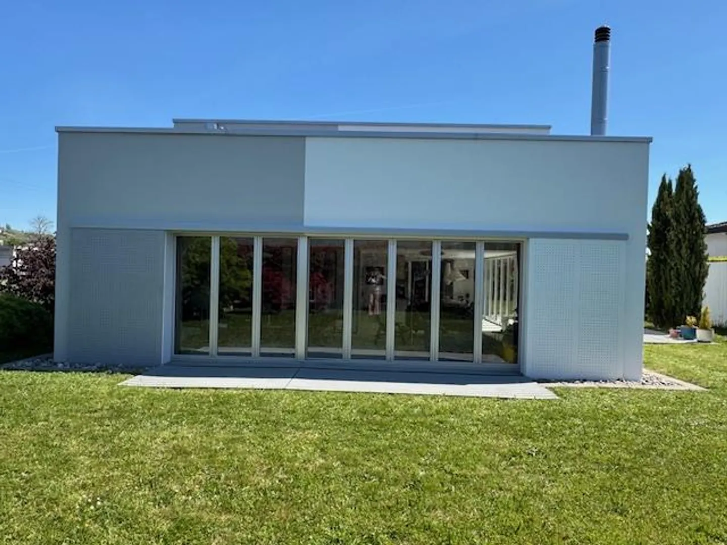 Villa modernista con 2 appartamenti - Foto 2 di 18