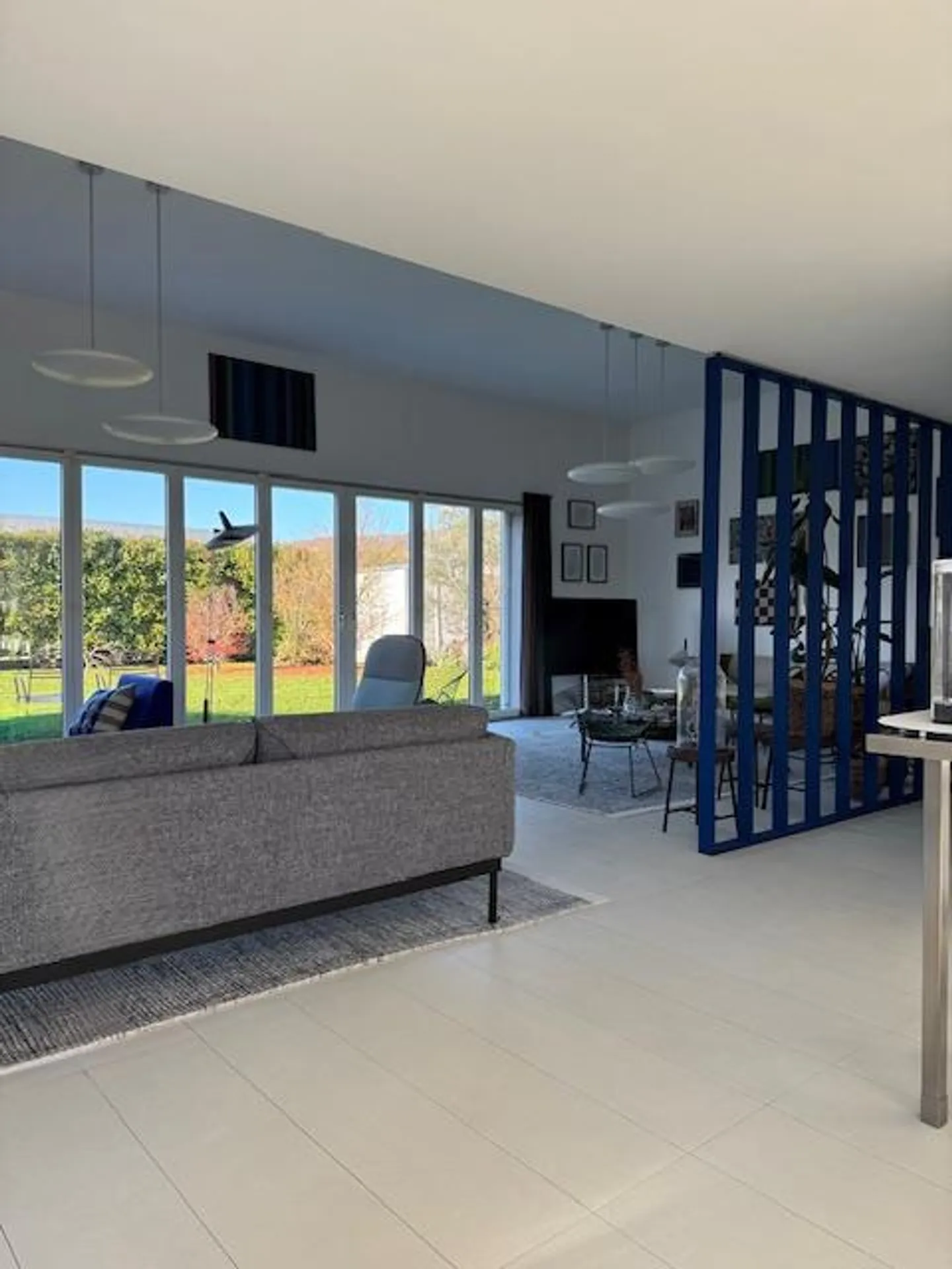 Villa modernista con 2 appartamenti - Foto 9 di 18