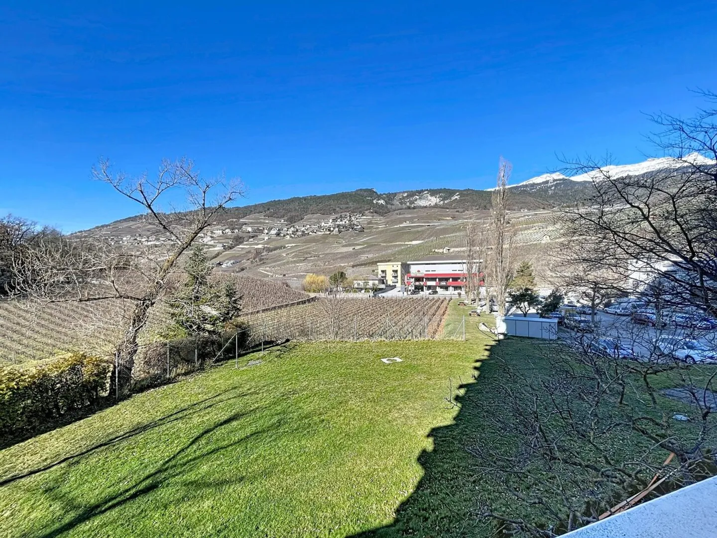 Bright 4.5 rooms with balcony and unobstructed view in Sierre - Photo 3 of 7