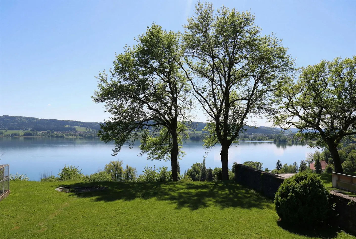 Propriété avec vue sur le lac sans restriction et potentiel de développement - Photo 1 sur 7