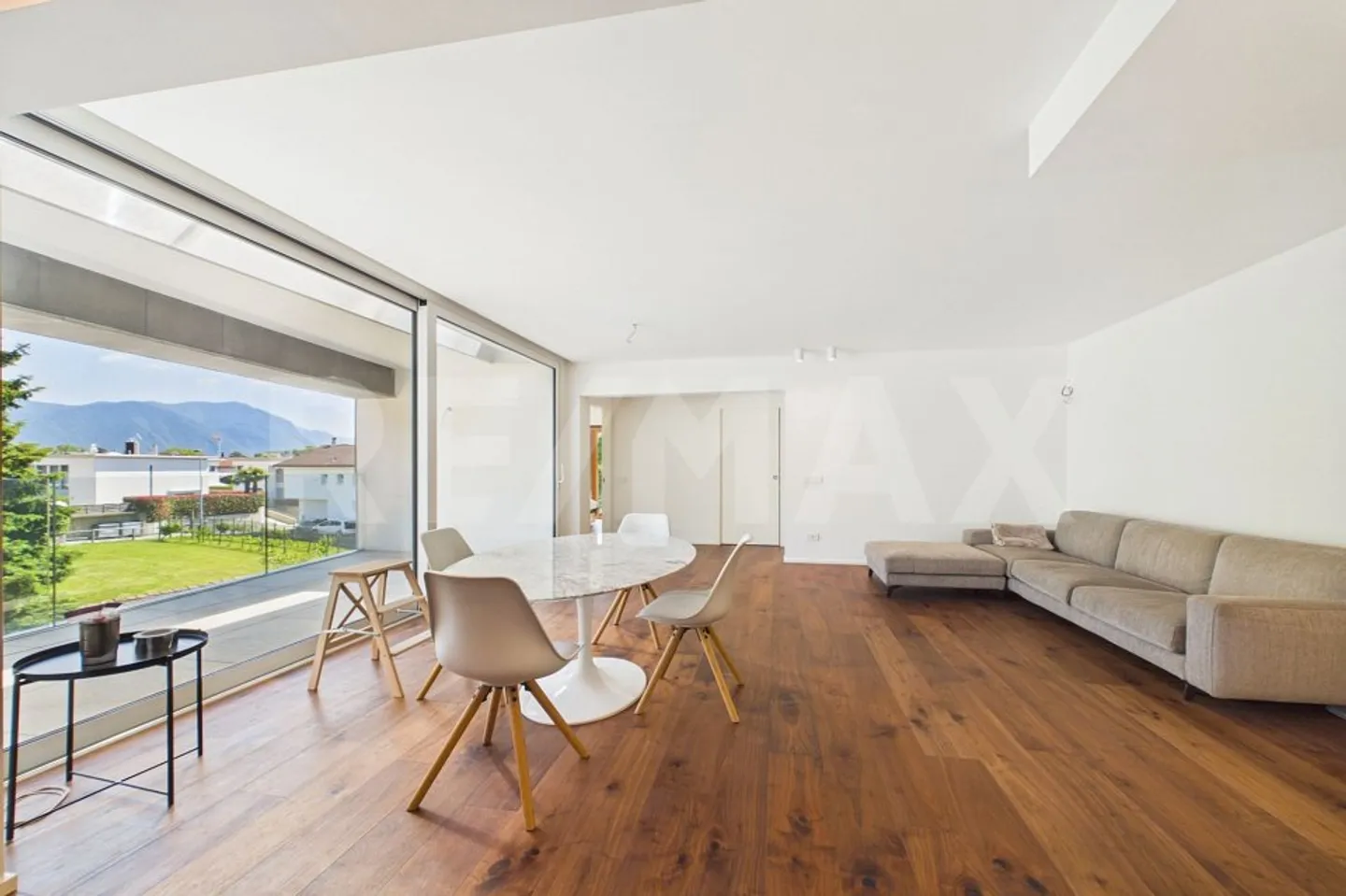 Modernes und elegantes 3 ½-Zimmer-Apartment in Comano - Foto 1 von 13