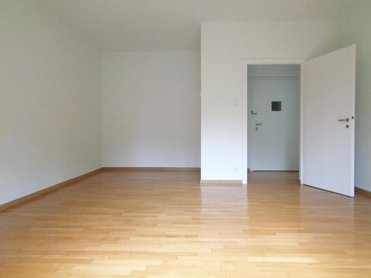 Beautiful 1-room apartment in a quiet location with balcony - Photo 2 of 17