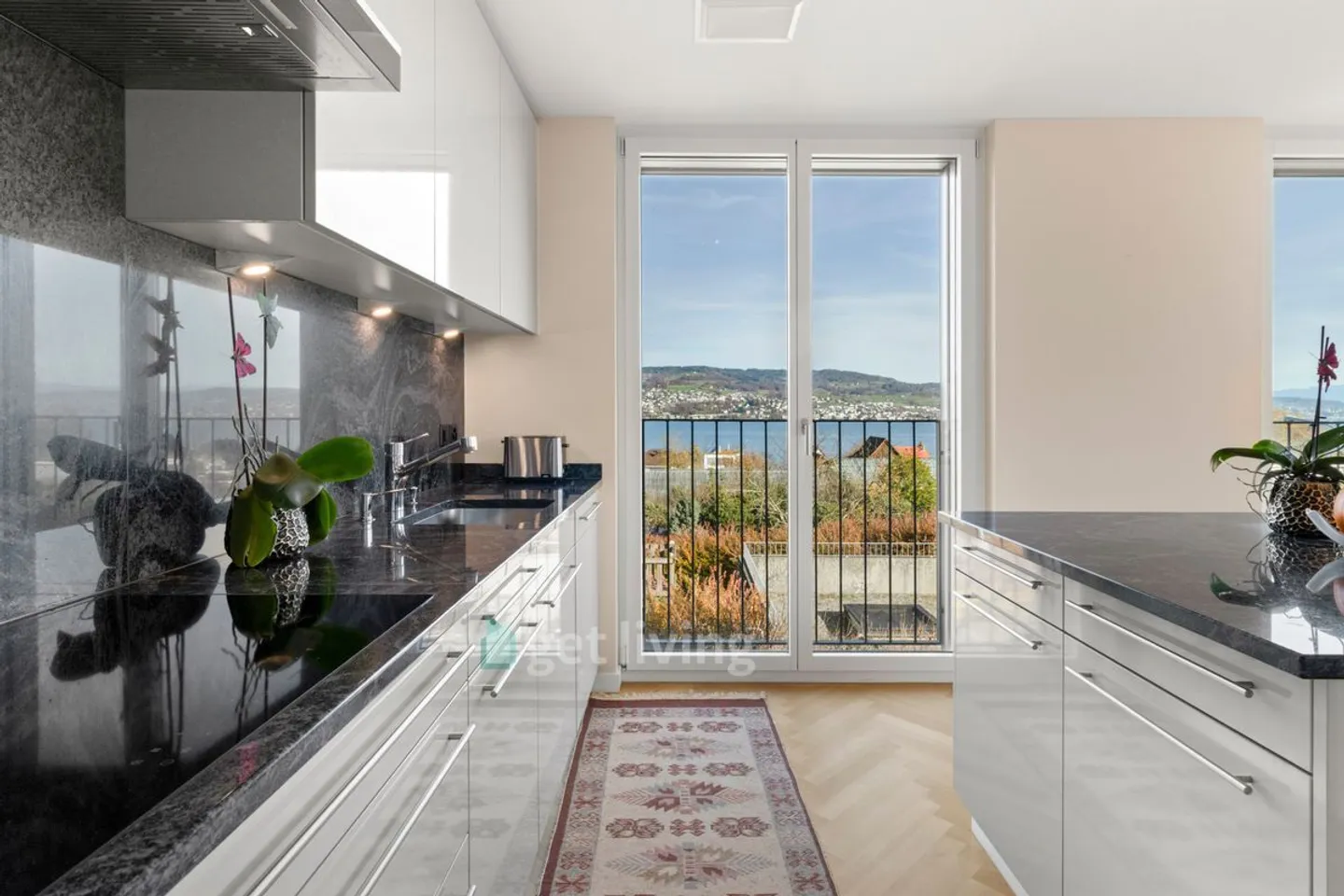 Family-friendly in a prime location with lake view - Photo 8 of 13