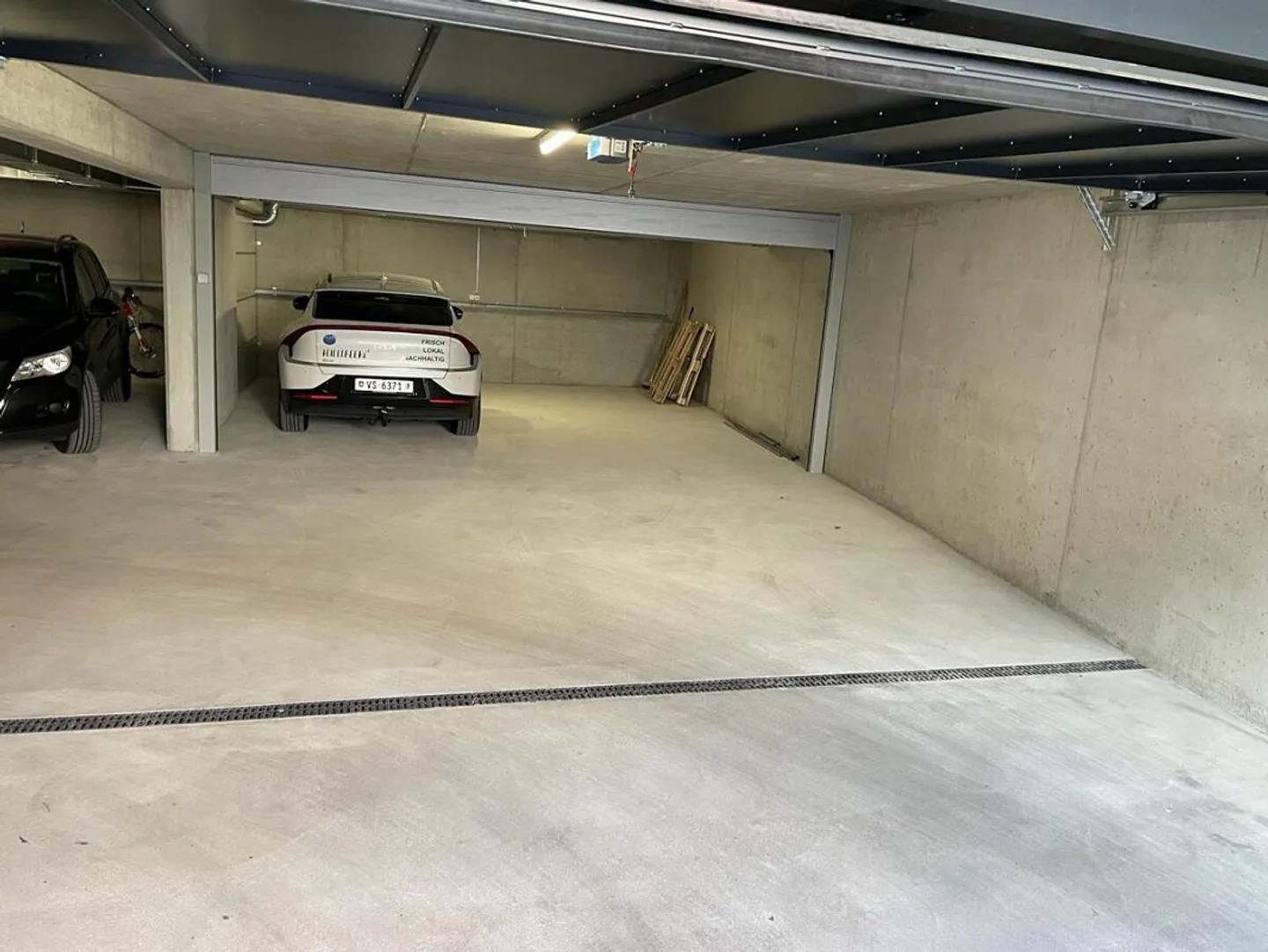 À LOUER : Place de parking dans un garage souterrain au centre de Visp - Photo 1 sur 1