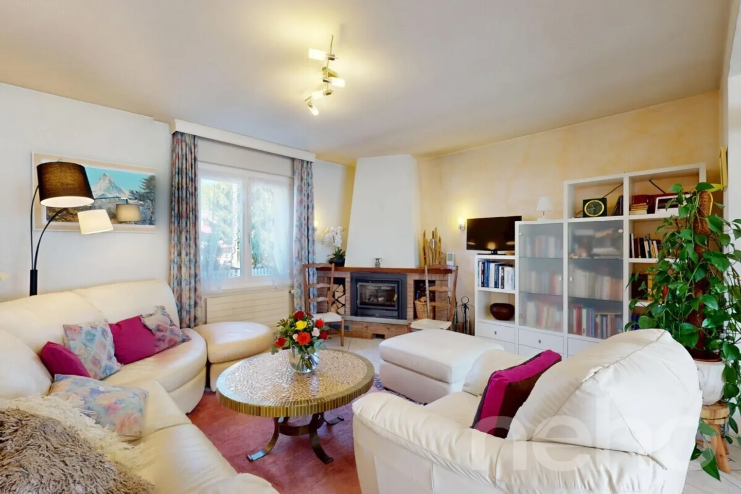 Geräumige Villa mit großem Potenzial und separater Wohnung - Foto 2 von 12