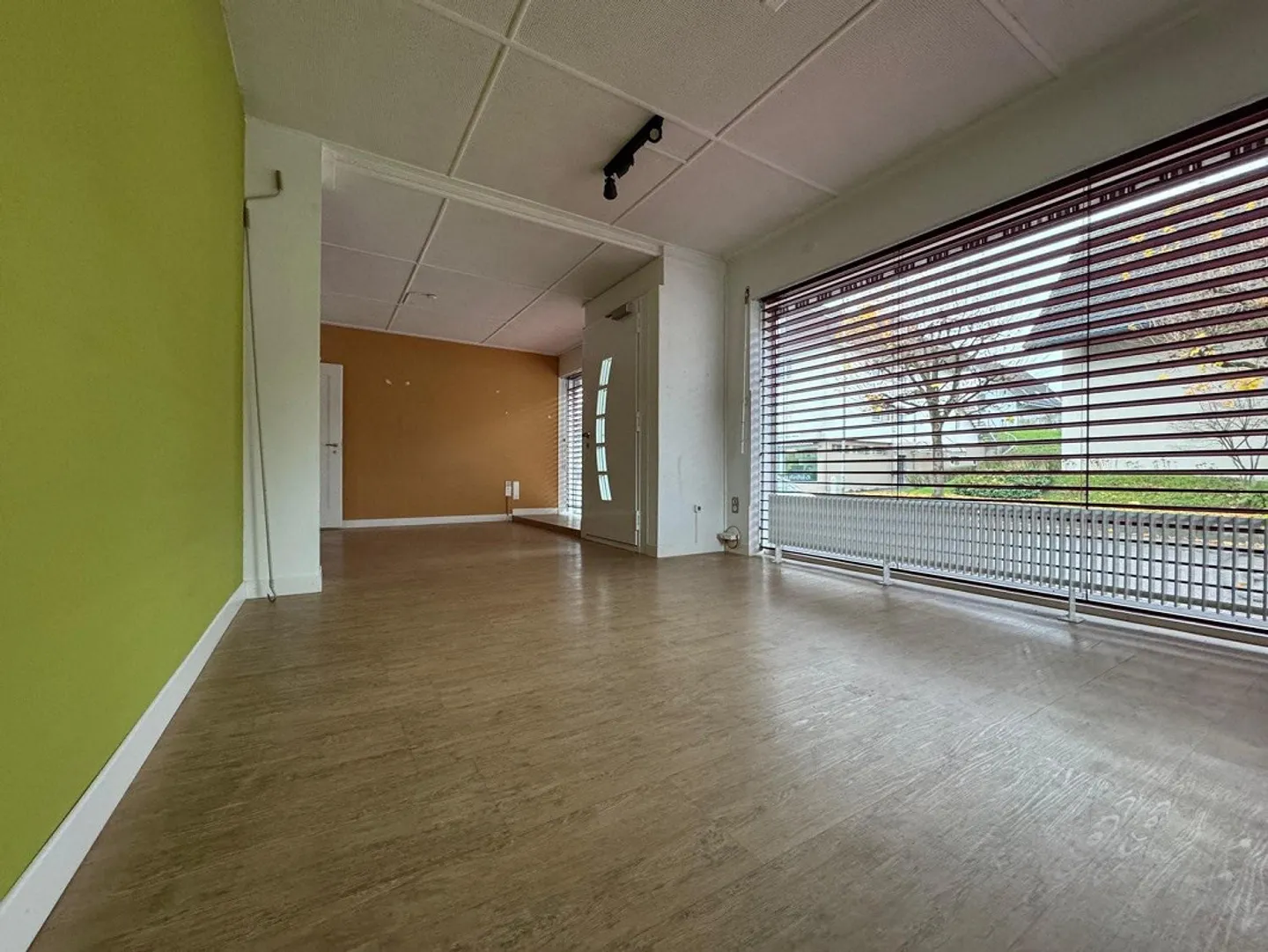 Office space for rent - Photo 1 of 13