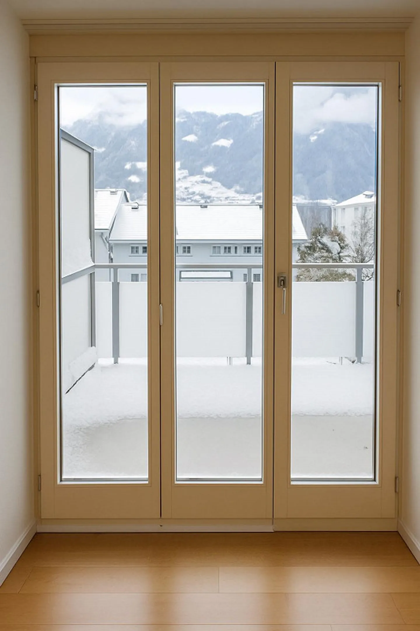 Helle, ruhige, 2½-Zi.-Wohnung, sonniger Balkon & Loggia, zentrale Lage - Foto 3 von 10