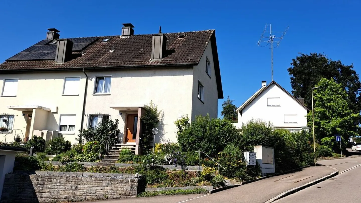 Casa a schiera di 5,5 stanze con giardino ben curato in un ambiente familiare - Foto 1 di 10