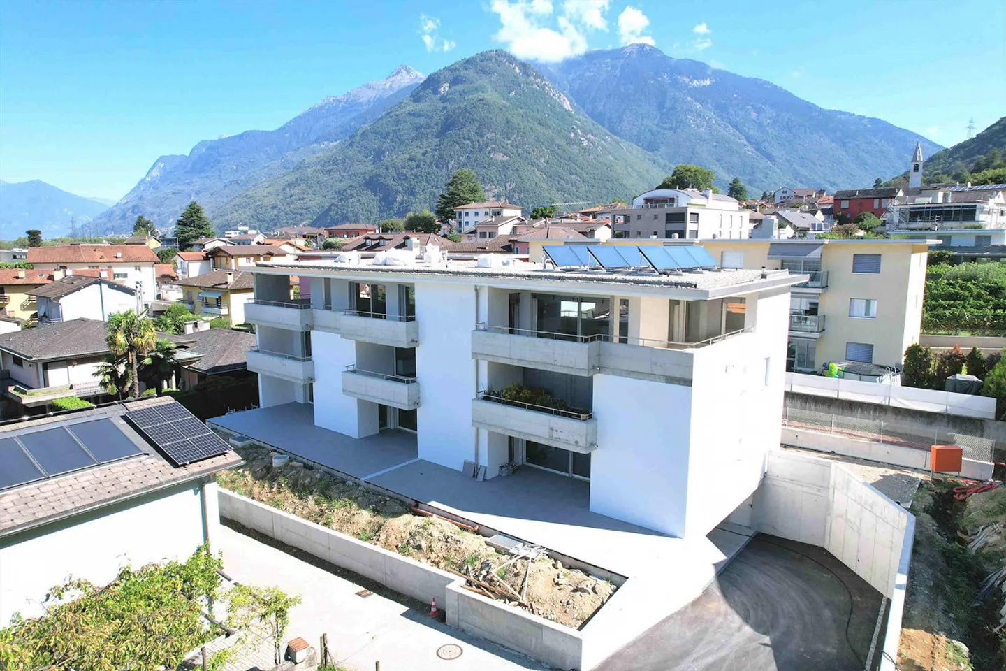Neue geräumige Wohnung mit großer Terrasse und Gartchen - Foto 2 von 8