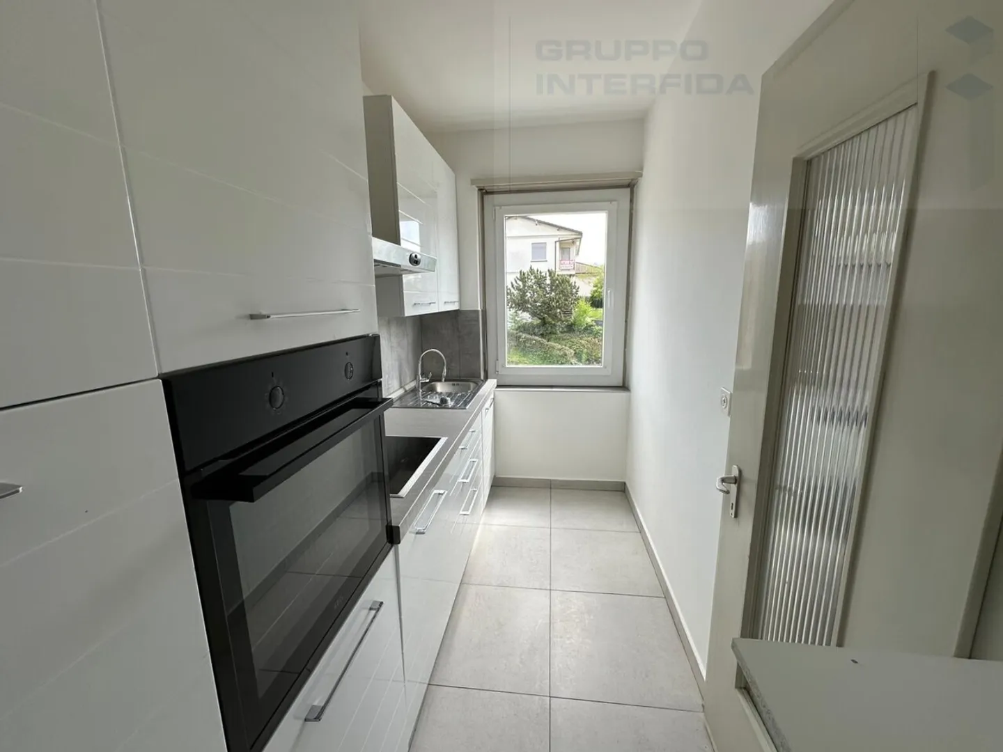 Appartamento spazioso con balcone - Foto 2 di 9