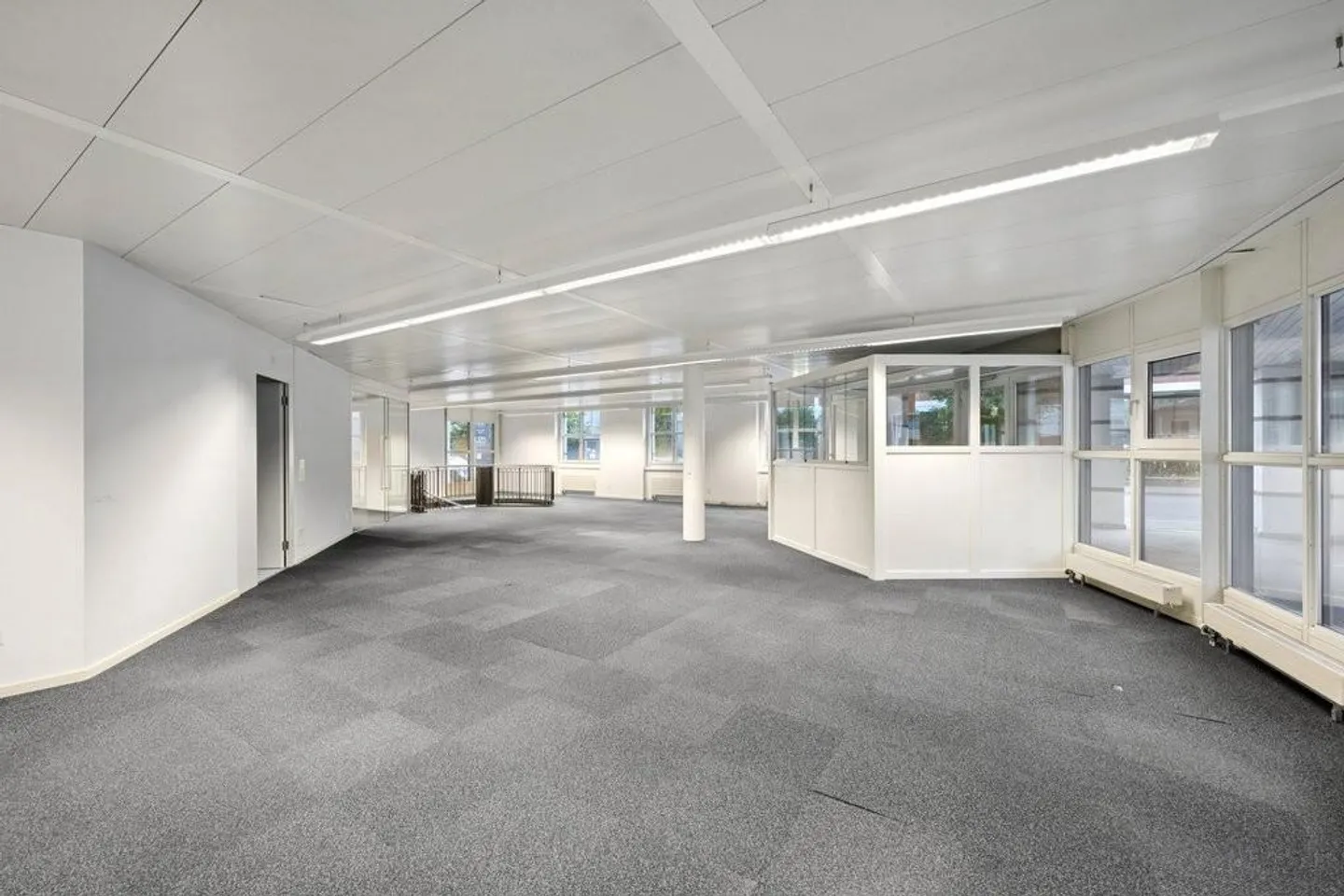 Attractive ground floor space for office or commercial use in prime location - Photo 3 of 12