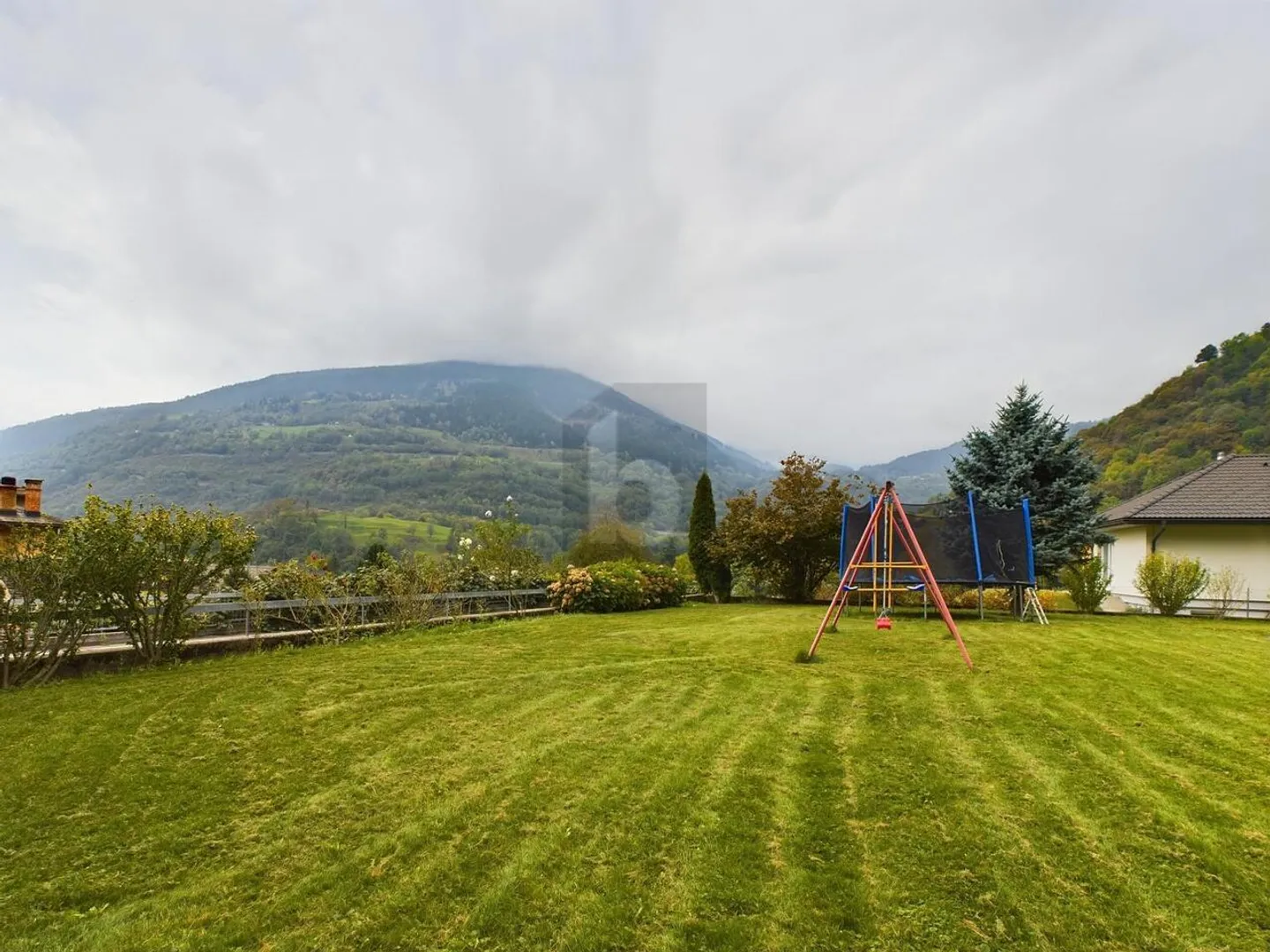 Spazioso e soleggiato, con giardino - Foto 2 di 6