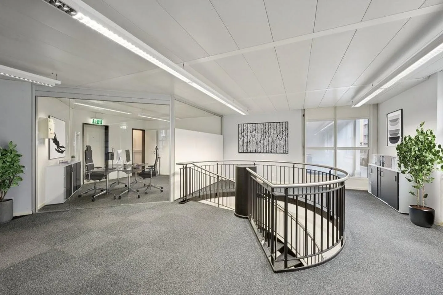 Attractive ground floor space for office or commercial use in prime location - Photo 6 of 12
