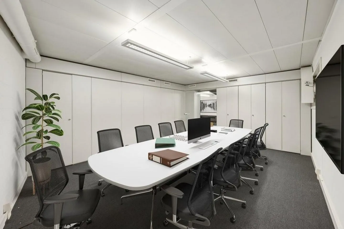 Attractive ground floor space for office or commercial use in prime location - Photo 10 of 12