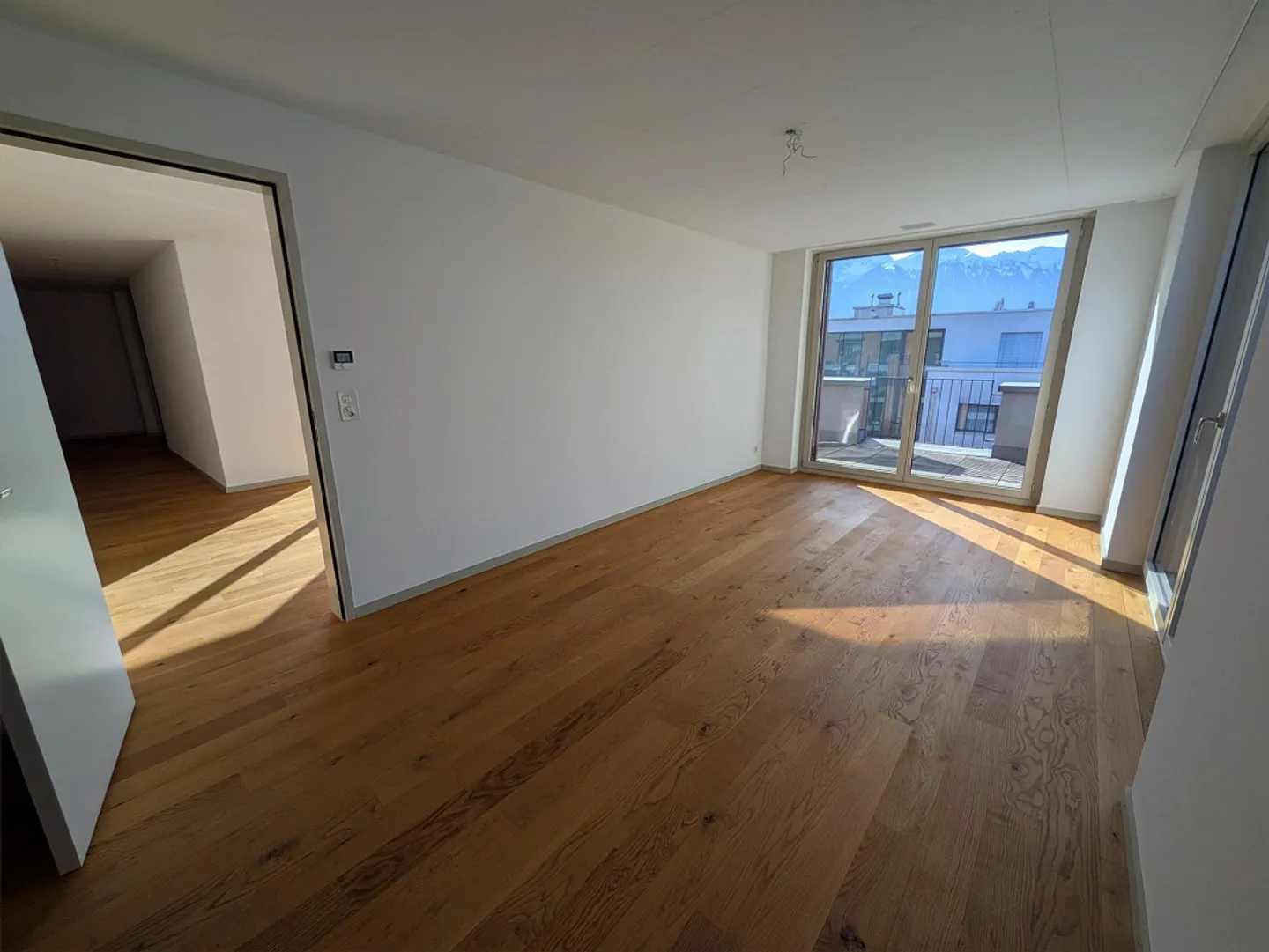 Appartement en attique lumineux de 2,5 pièces avec terrasse sur le toit - Photo 2 sur 9