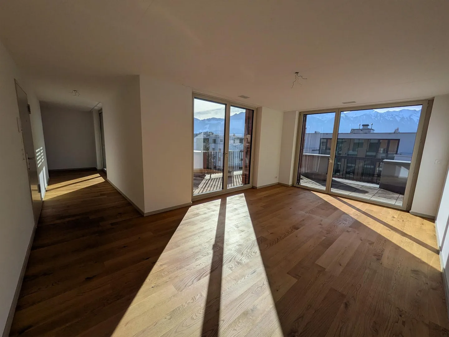 Appartement en attique lumineux de 2,5 pièces avec terrasse sur le toit - Photo 3 sur 9