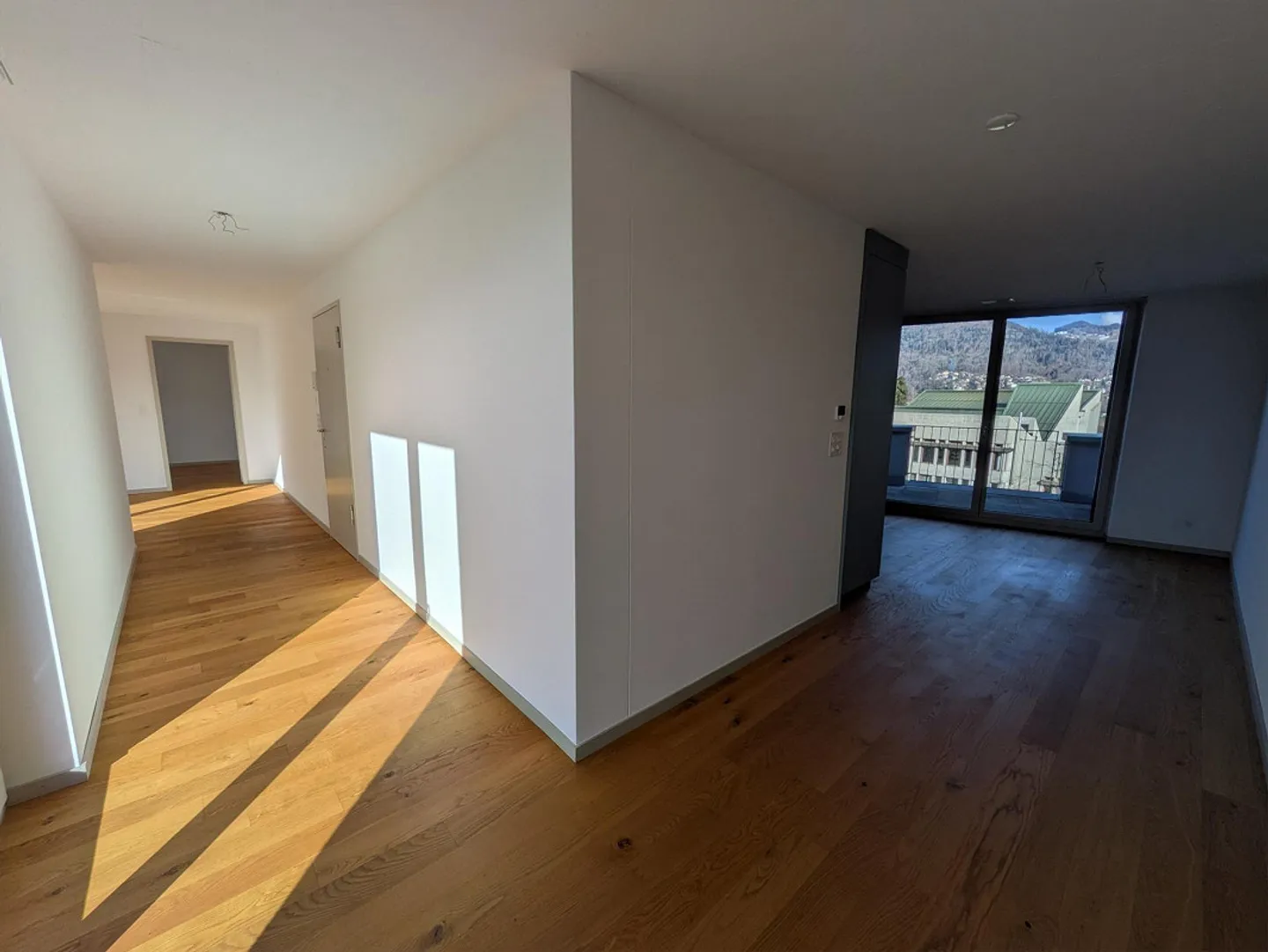 Appartement en attique lumineux de 2,5 pièces avec terrasse sur le toit - Photo 4 sur 9