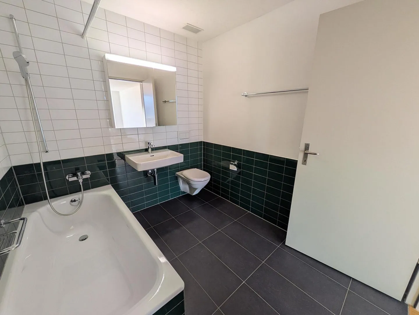 Appartement en attique lumineux de 2,5 pièces avec terrasse sur le toit - Photo 5 sur 9