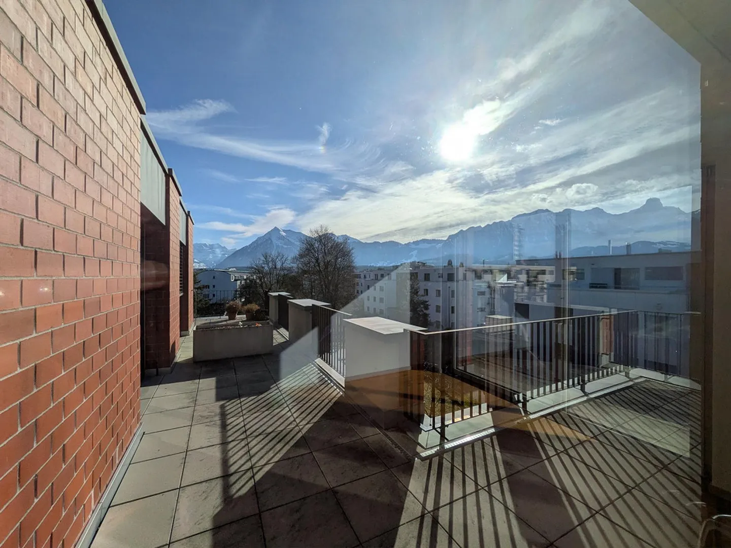 Appartement en attique lumineux de 2,5 pièces avec terrasse sur le toit - Photo 9 sur 9