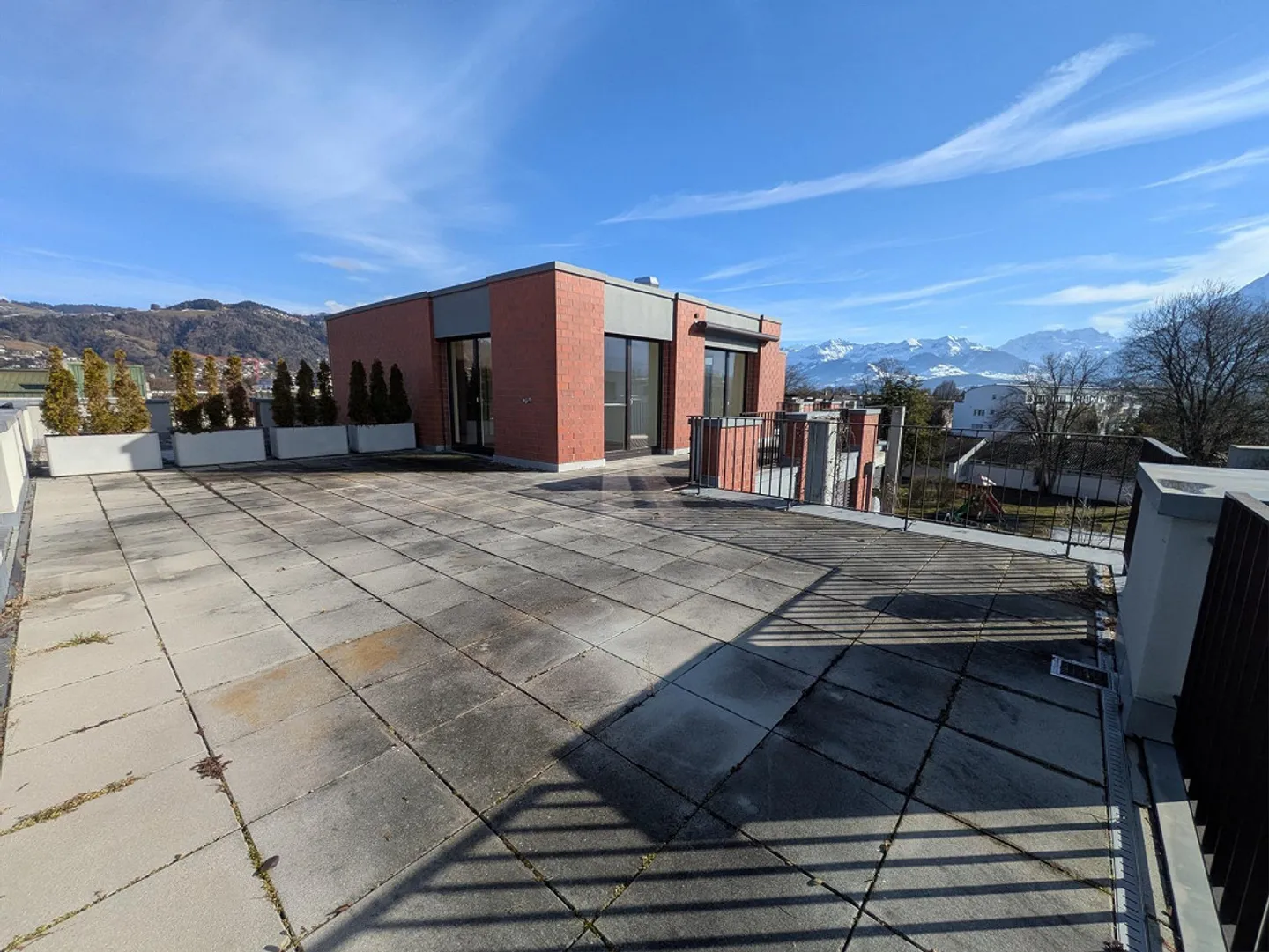 Appartement en attique lumineux de 2,5 pièces avec terrasse sur le toit - Photo 7 sur 9