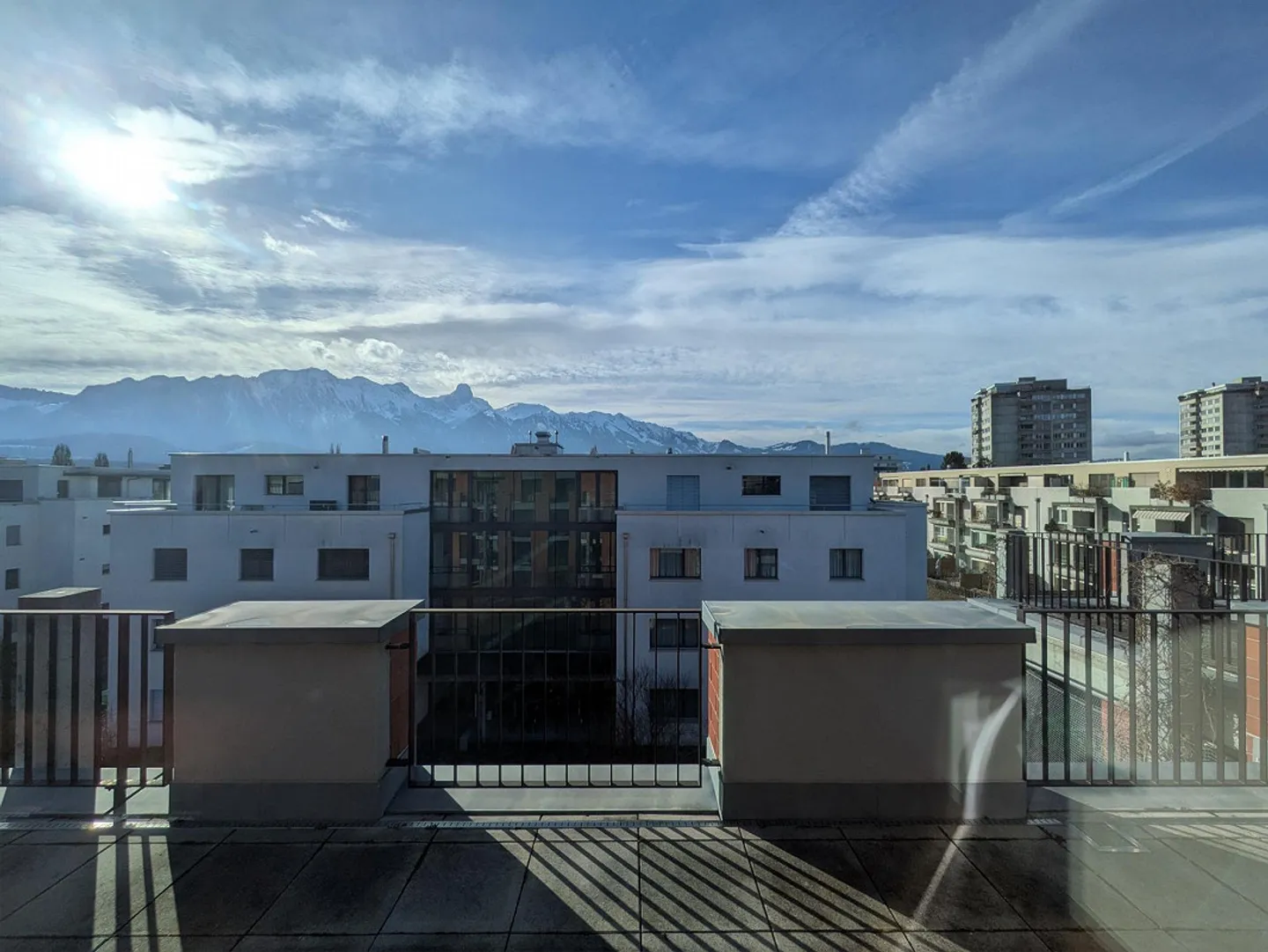 Appartement en attique lumineux de 2,5 pièces avec terrasse sur le toit - Photo 8 sur 9