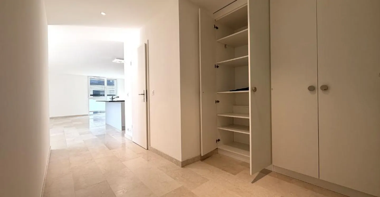 Spacious and bright with large terrace - Photo 5 of 11