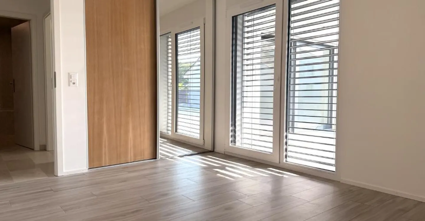 Spacious and bright with large terrace - Photo 7 of 11