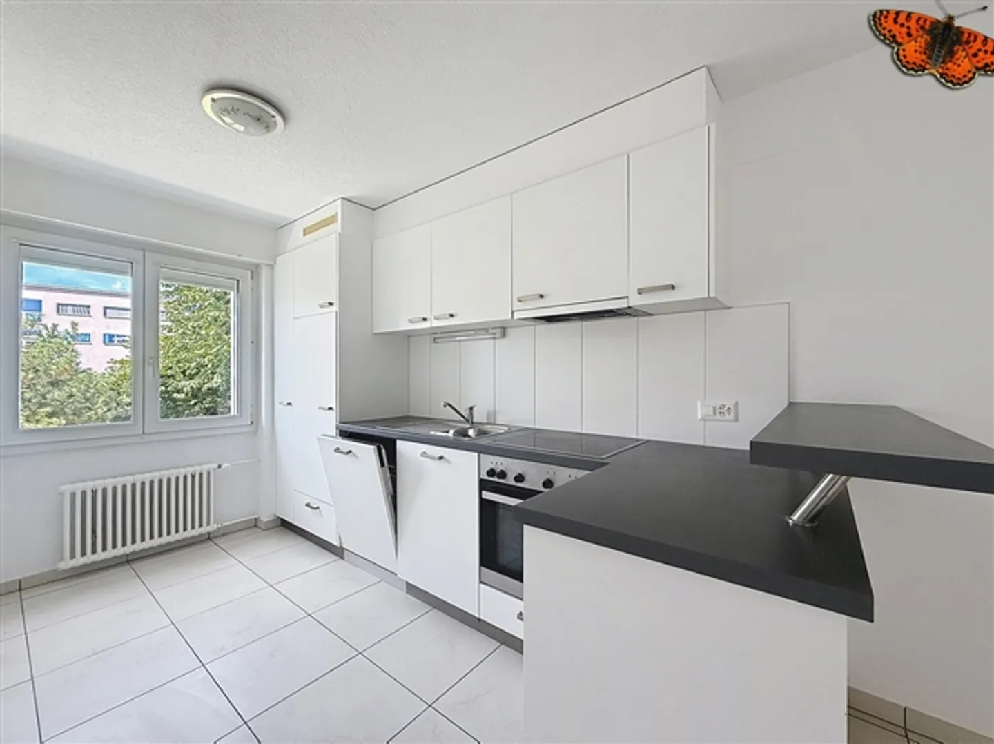 "4 1/2 ROOMS - Bright and Quiet!" - Photo 1 of 8