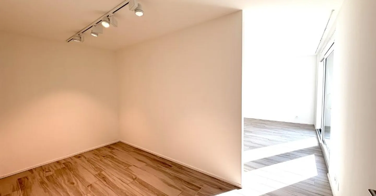 Spacious and bright with large terrace - Photo 8 of 11