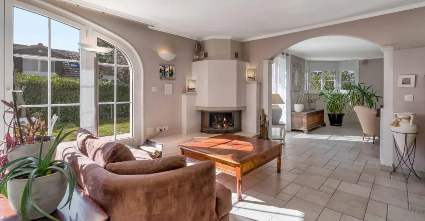 Magnifica villa familiare con piscina e vista lago - Foto 2 di 12