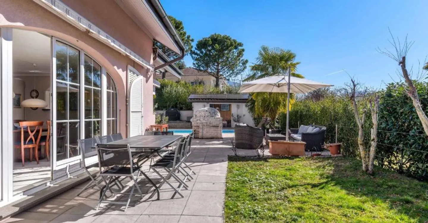 Magnifica villa familiare con piscina e vista lago - Foto 3 di 12