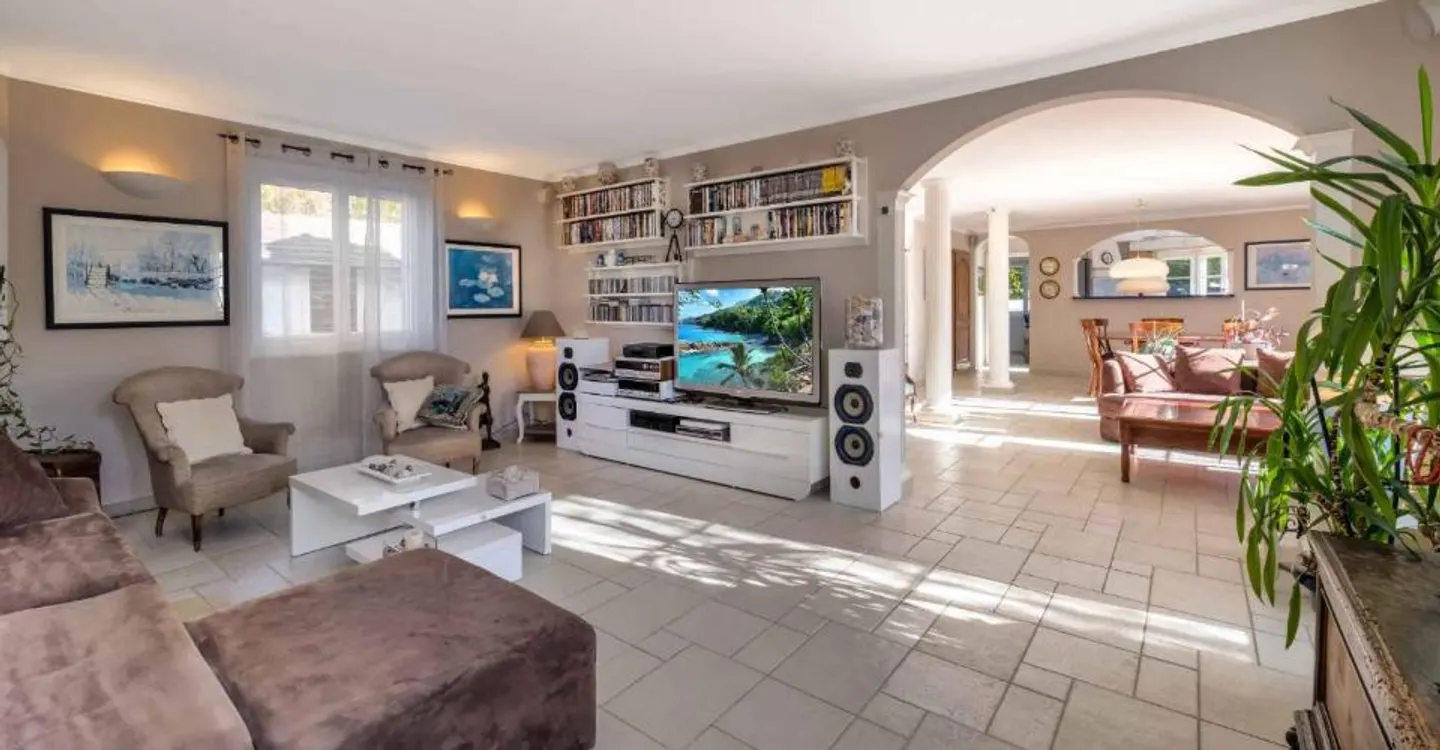 Magnifica villa familiare con piscina e vista lago - Foto 4 di 12