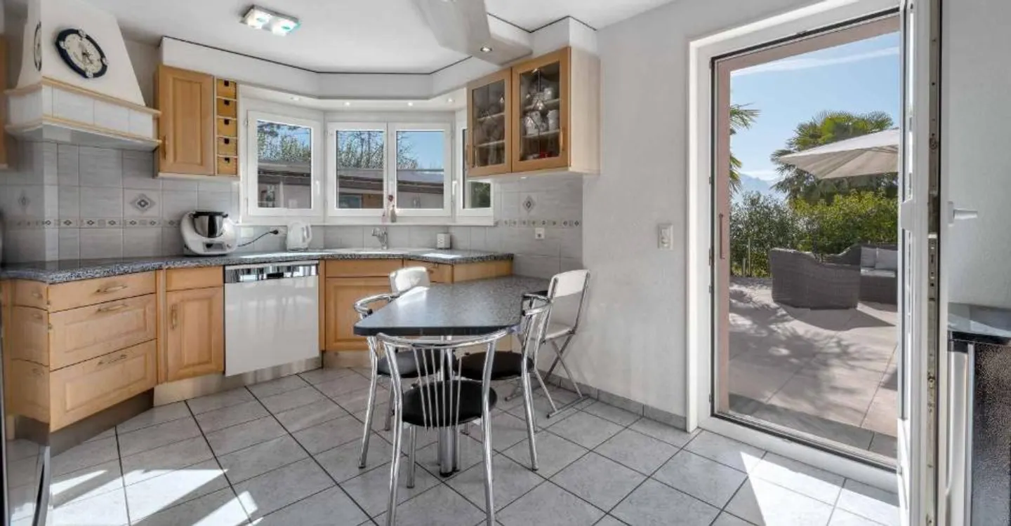 Magnifica villa familiare con piscina e vista lago - Foto 6 di 12