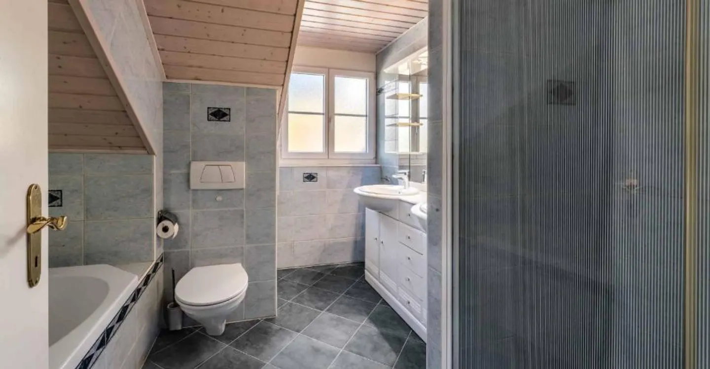 Magnifica villa familiare con piscina e vista lago - Foto 7 di 12