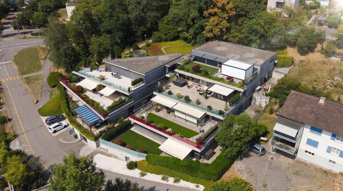 Grosszügiges 6.5-Zimmer-Terrassenhaus mit unverbaubarer Aussicht - Foto 1 von 24