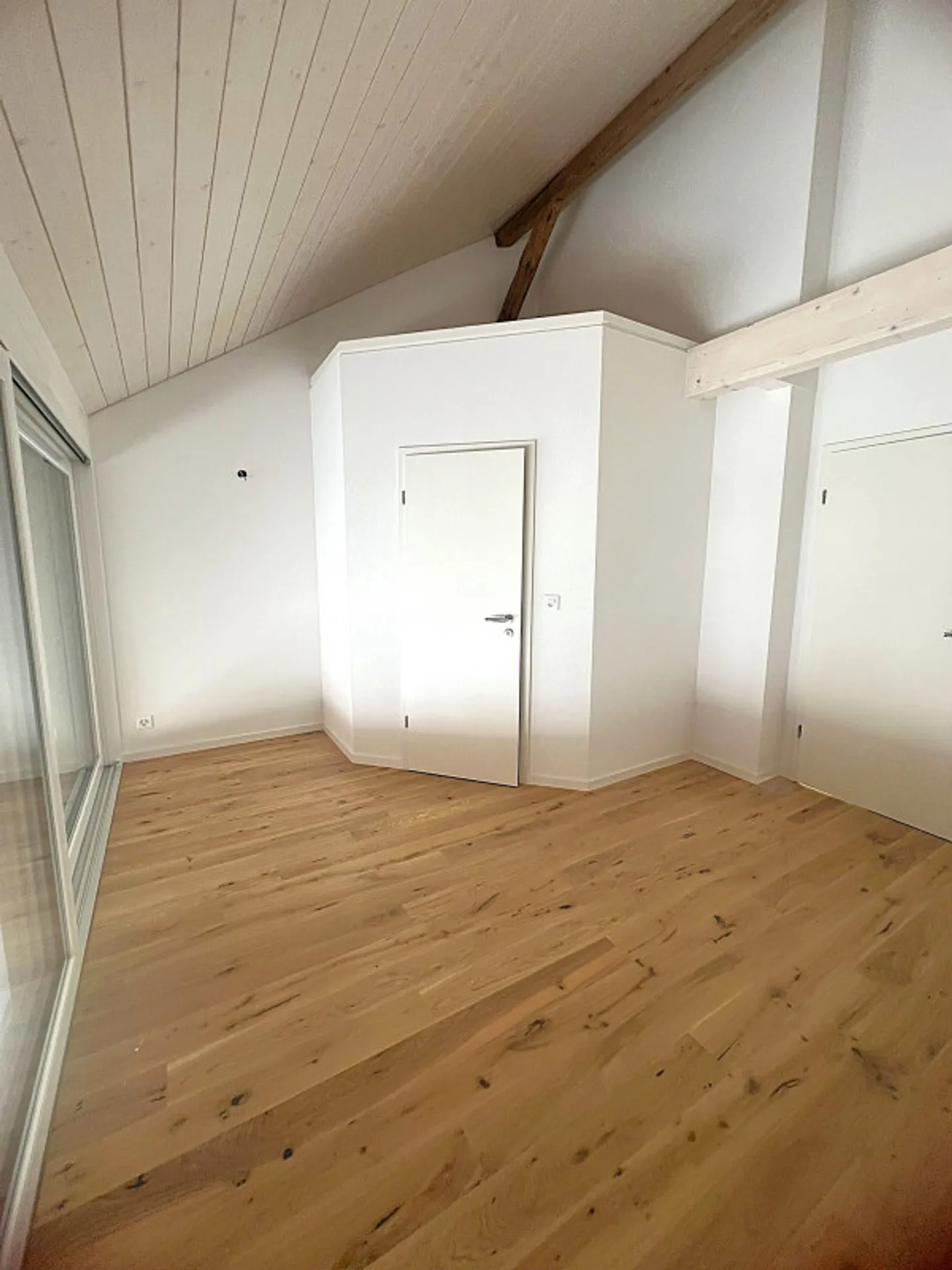 Charmante 4,5-Zimmer-Duplexwohnung mit Mezzanin in renoviertem Bauernhaus - Foto 6 von 10