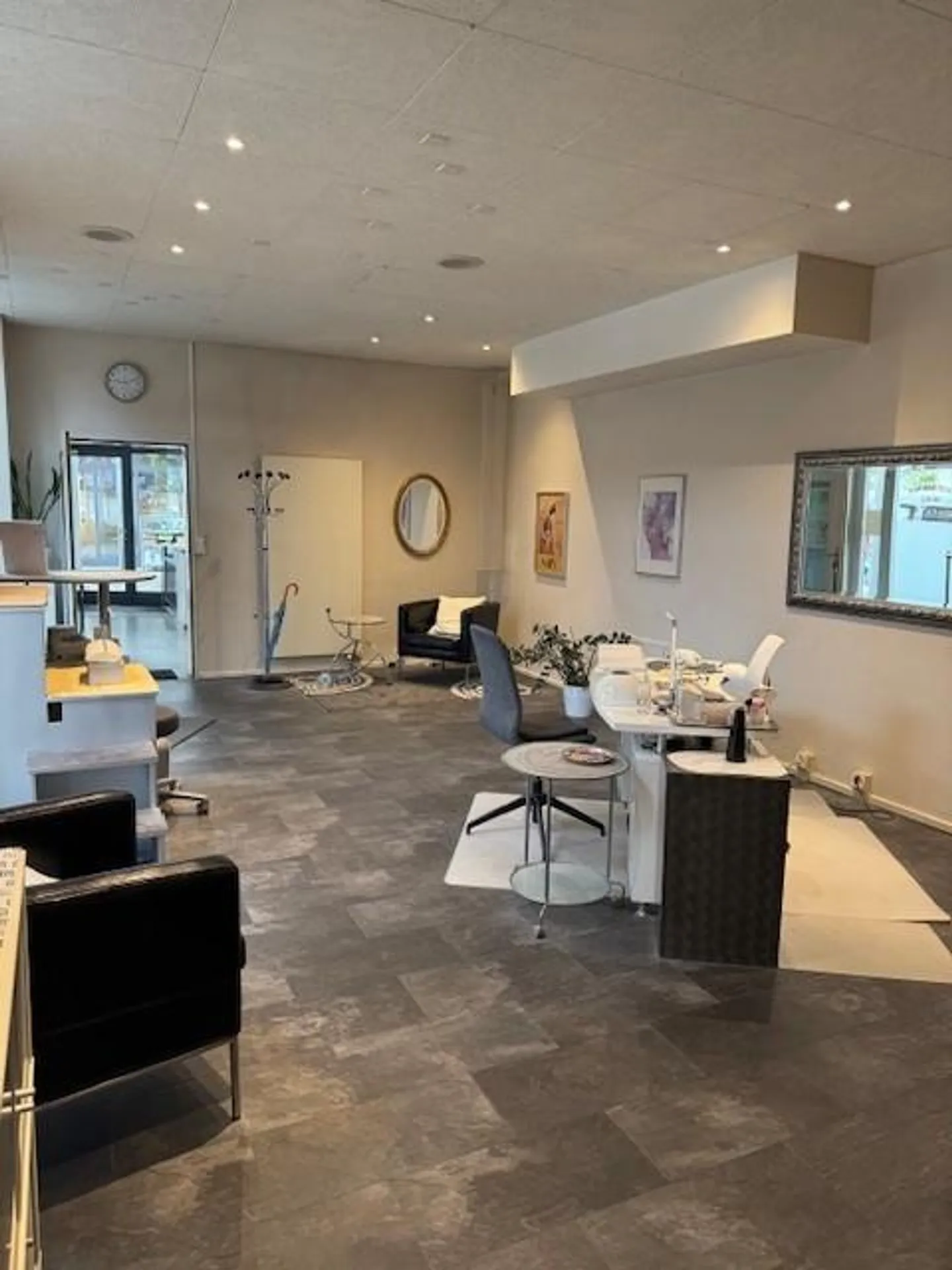 Prime Location Uster: Your Chance for the Perfect Commercial Space! - Photo 2 of 4