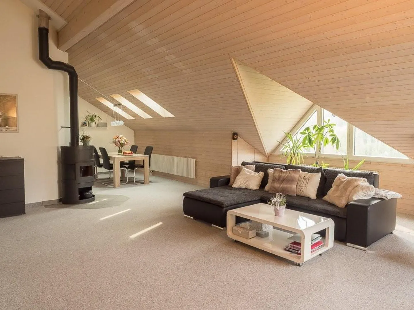 Ampio appartamento mansardato con balcone e stufa svedese - Foto 2 di 7