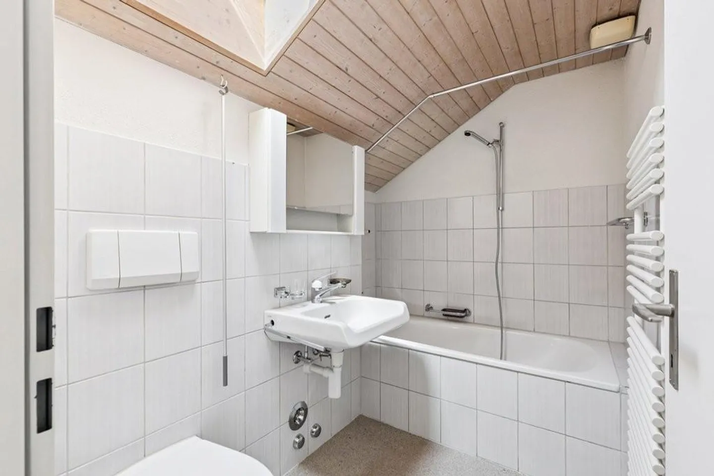 Ampio appartamento mansardato con balcone e stufa svedese - Foto 5 di 7