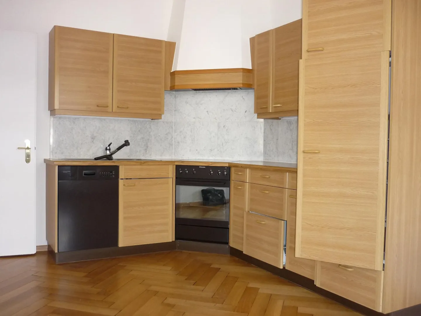 3.5-Room Old Building Apartment with 2 Balconies in Art Nouveau House - Photo 2 of 11