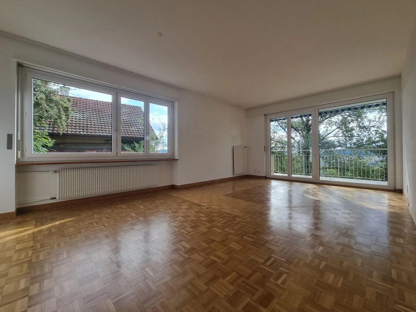 3.5-room apartment with a panoramic view over Biel - Photo 2 of 9