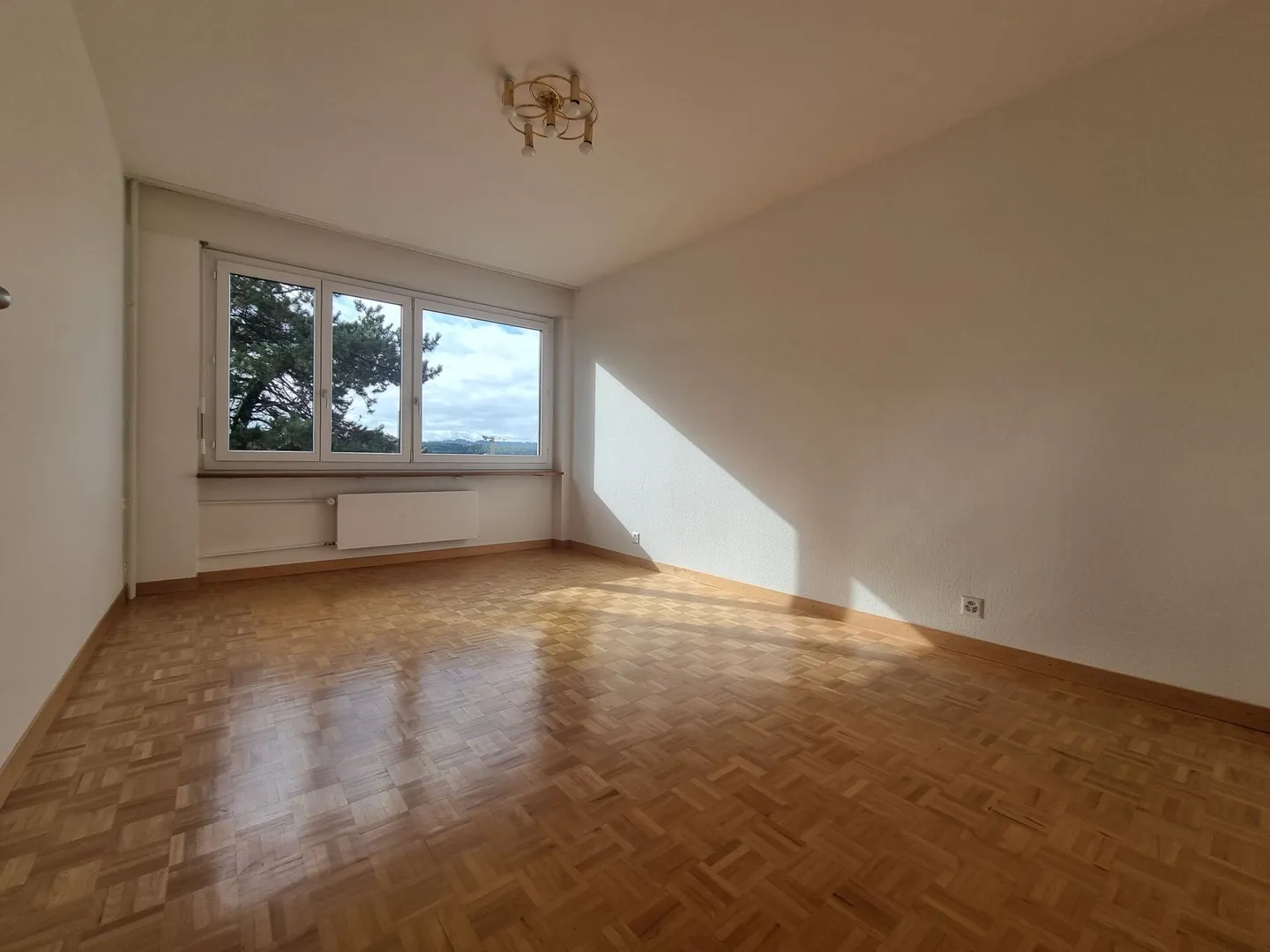 3.5-room apartment with a panoramic view over Biel - Photo 4 of 9