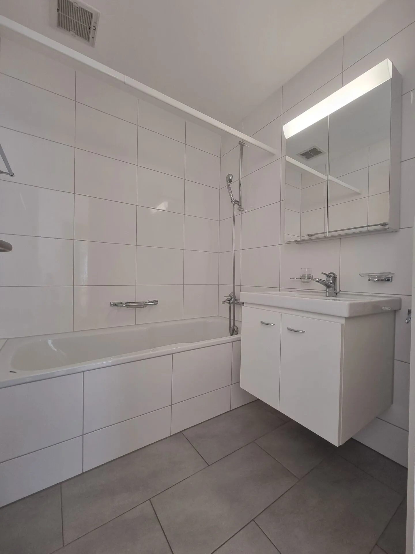 3.5-room apartment with a panoramic view over Biel - Photo 5 of 9