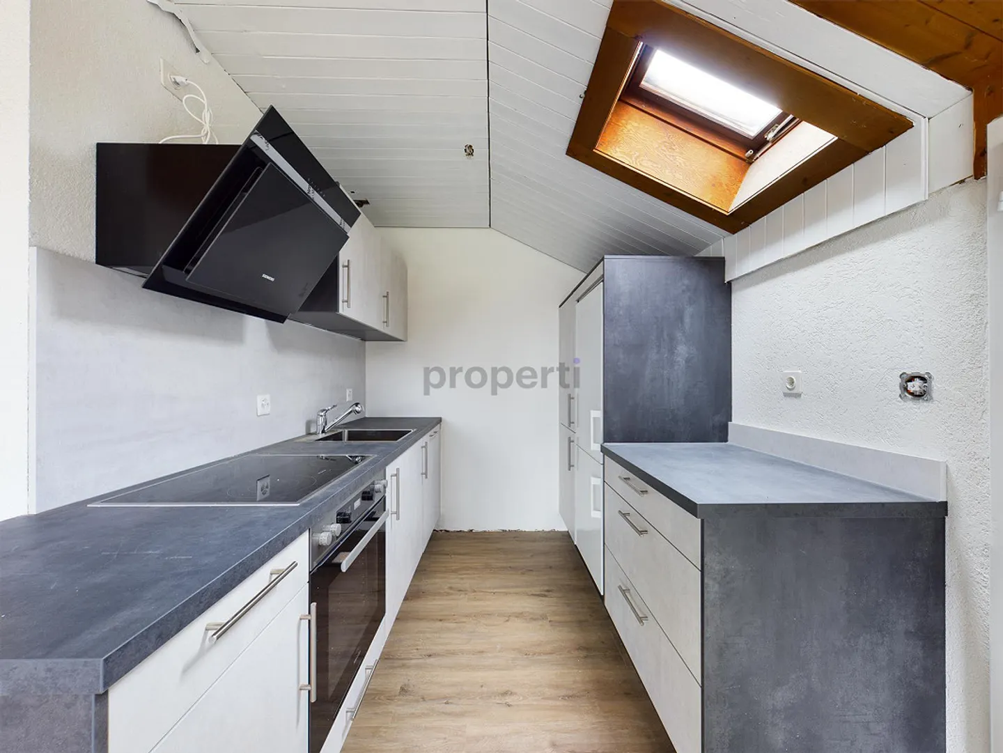 Camere luminose, cucina aperta e parcheggio incluso - Foto 4 di 7