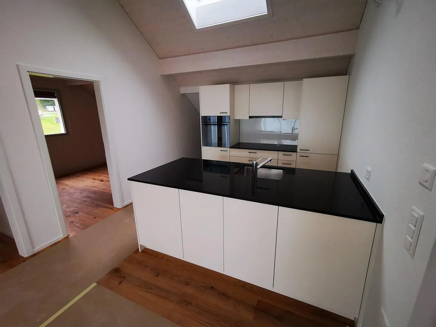 Charming 3.5-room attic apartment with balcony - Photo 2 of 6