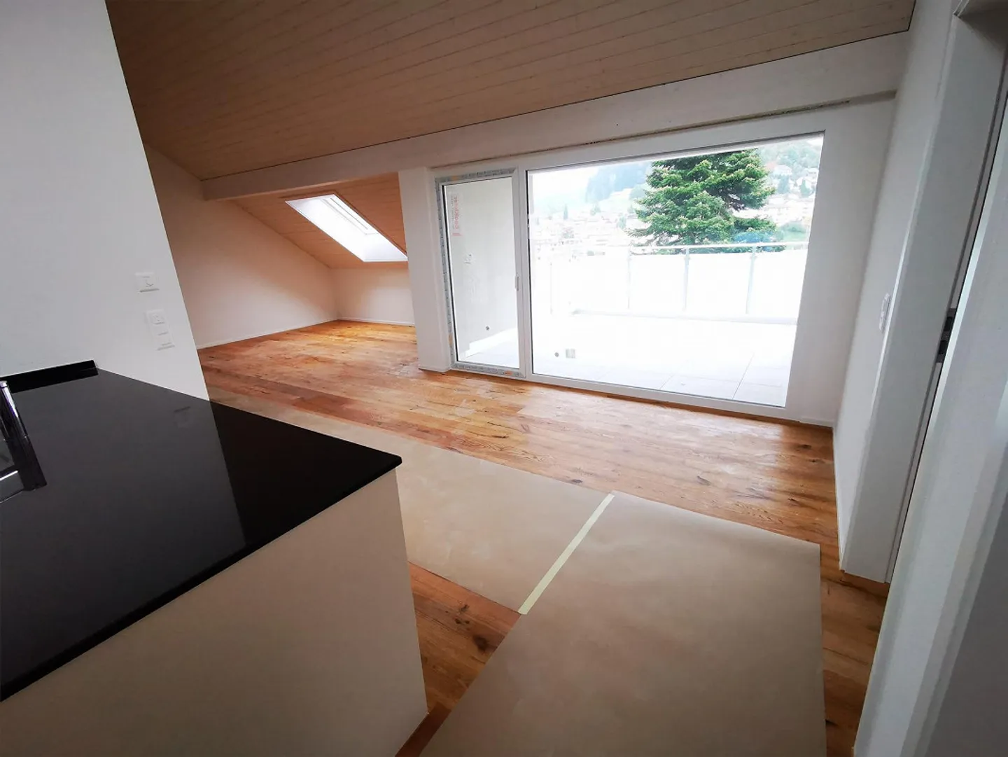 Charming 3.5-room attic apartment with balcony - Photo 3 of 6