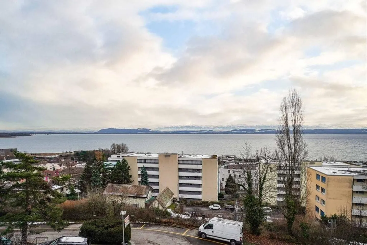 Appartement au bord du lac - Photo 2 sur 12