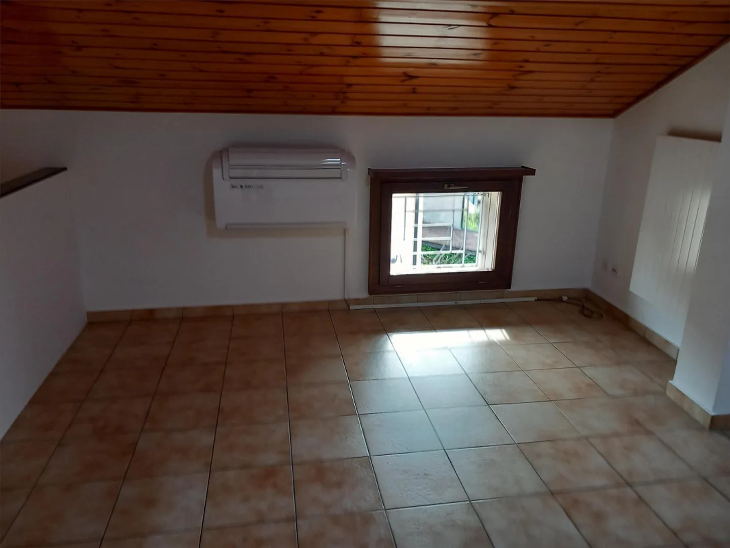 Appartamento mansardato con travi a vista - Foto 8 di 16